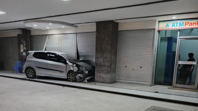 mobil_silver_nabrak_kantor_bank_depan_lapangan_merdeka_medan