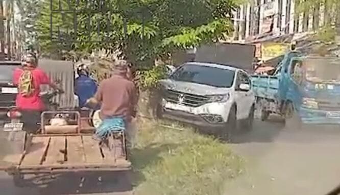 mobil_tabrak_pohon_pembatas_jalan_di_katamso_medan