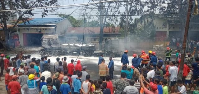 mobil_tangki_pertamina_berisi_24_ribu_liter_bbm_terbakar_di_marelan