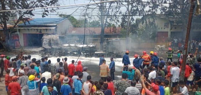 mobil_tangki_pertamina_berisi_24_ribu_liter_bbm_terbakar_di_marelan