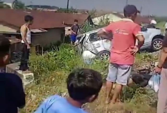 mobil_terhempas_diduga_laka_lantas_dengan_kereta_api_di_sunggal