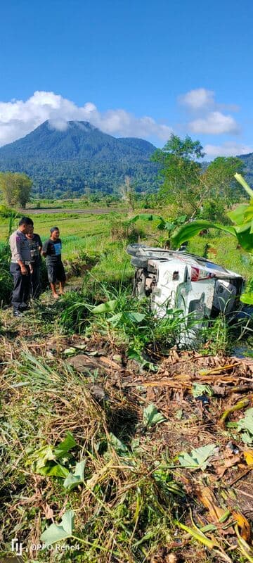 mobil_terjun_ke_sawah_di_desa_sitompul_taput_6_pelajar_luka_luka