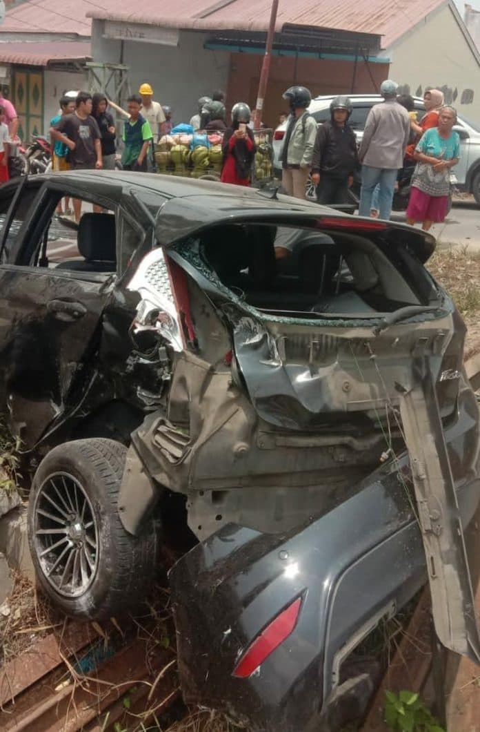 mobil_tertabrak_kereta_api_di_perbaungan_tiga_korban_dilarikan_ke_rumah_sakit