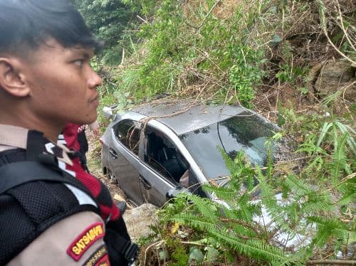mobil_tertimpa_tanah_longsor_di_jalinsum_tarutung_sipirok