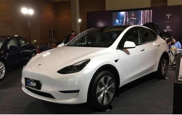 mobil_tesla_ngebut_tak_terkendali_hingga_makan_korban_di_china