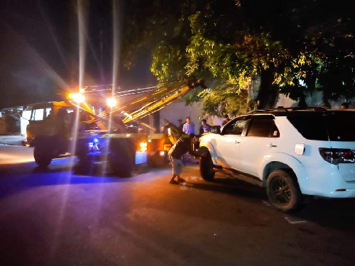 mobil_toyota_fortuner_tabrak_pohon_di_kawasan_depot_pertamina_siantar