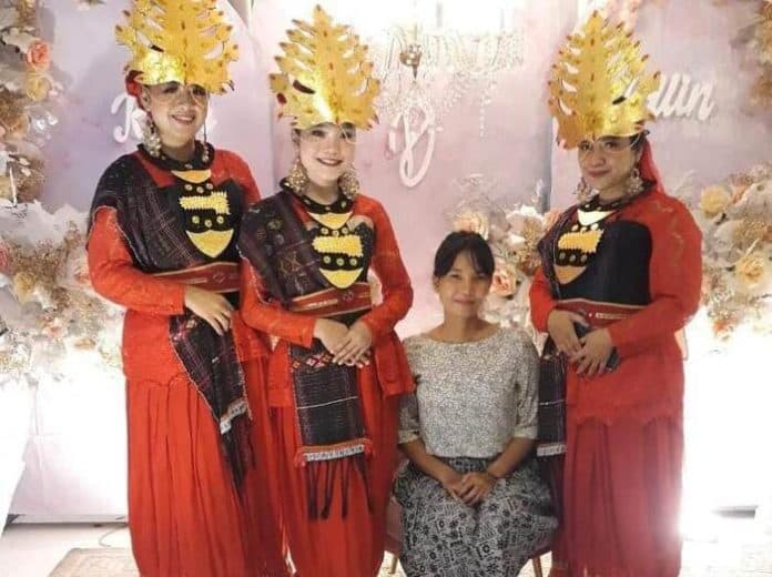 modernisasi_pesta_adat_dengan_kehadiran_penari_tradisional