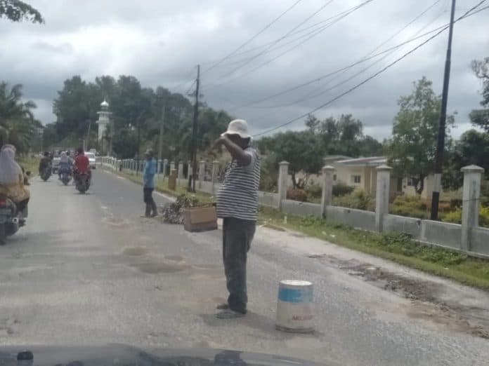 modus_menambal_jalan_rusak_pengendara_dipungli_di_jalinsum_siantar_tanah_jawa