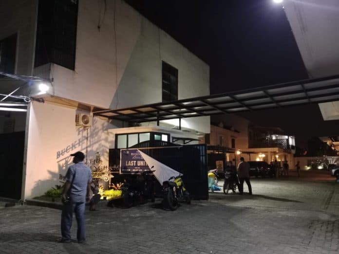modus_tabrak_lari_sekelompok_remaja_cegat_pengemudi_mobil