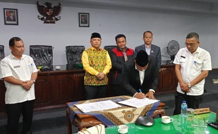 molor_25_jam_ketua_dprd_dairi_ceritakan_kisah_winston_churchill_di_paripurna_tujuannya_apa