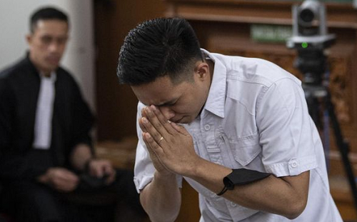 momen_bharada_e_tertunduk_dan_menangis_dan_ruang_sidang_kacau_balau