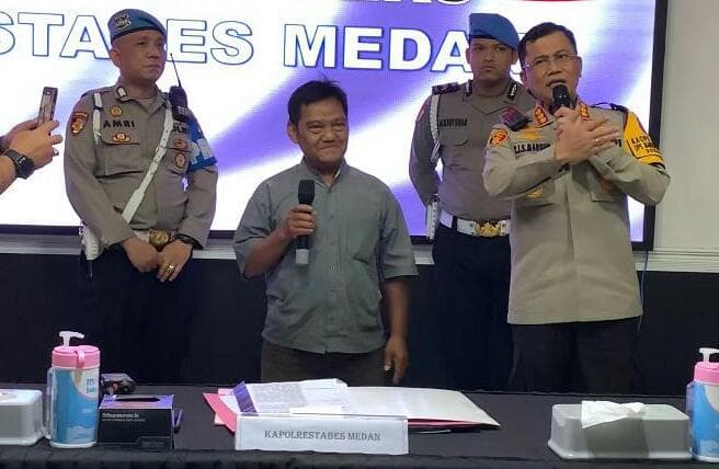 momen_haru_seorang_pria_usai_becaknya_yang_dicuri_ditemukan_polisi