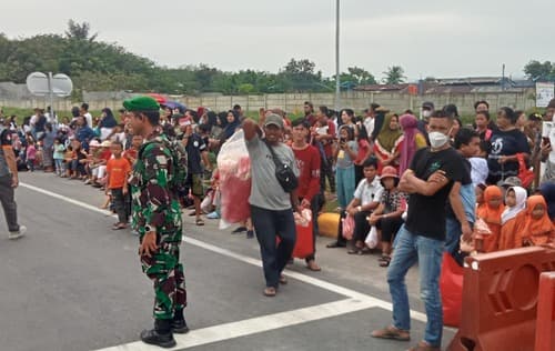 momen_peresmian_tol_sinaksak_penjual_kerupuk_palembang_gagal_raup_untung