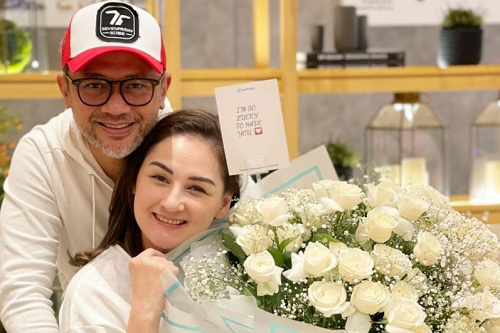 mona_ratuliu_ngaku_beruntung_punya_indra_brasco_di_hari_ayah