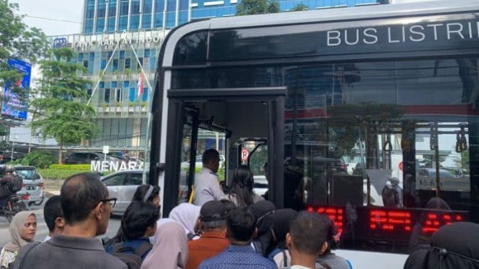mudahkan_calon_penumpang_perjalanan_bus_listrik_kini_bisa_dipantau_lewat_aplikasi