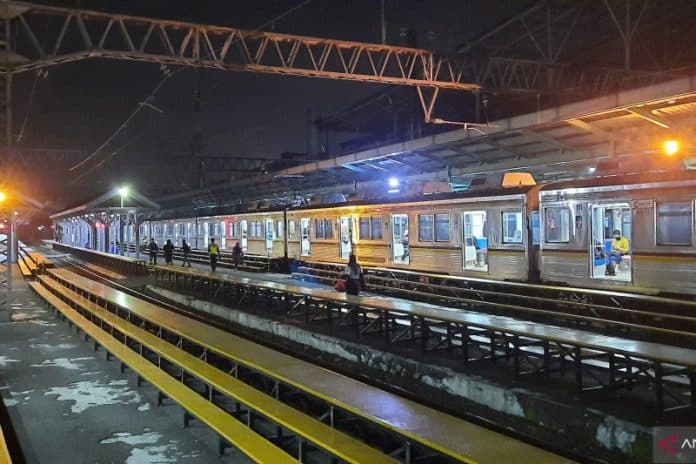 mulai_besok_operasi_ka_jarak_jauh_batal_krl_tetap_operasi