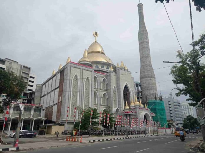 mulai_digunakan_untuk_beribadah_gubernur_edy_tandatangani_prasasti_masjid_agung_medan