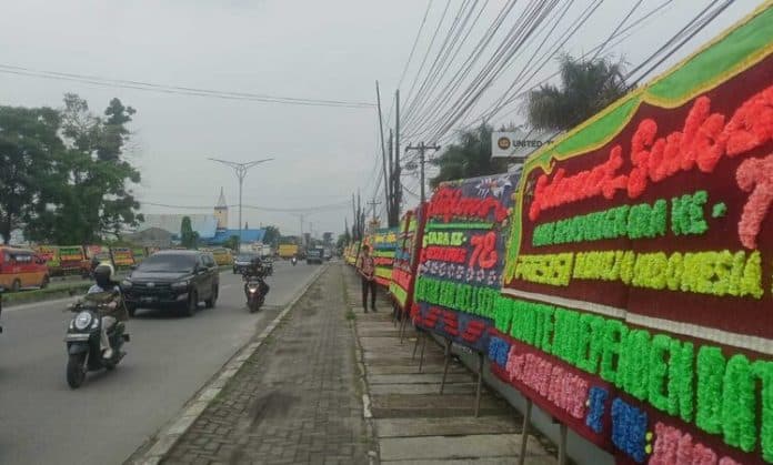 mulai_fly_over_amplas_hingga_polda_sumut_dihiasi_karangan_bunga