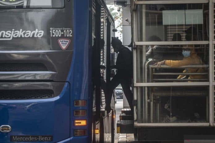 mulai_hari_ini_transjakarta_beroperasi_24_jam