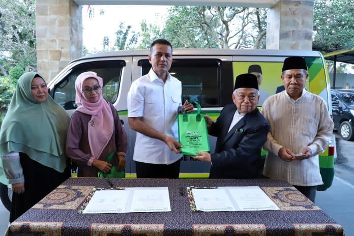 musa_rajekshah_serahkan_satu_unit_bus_sekolah_untuk_yaspi_balige