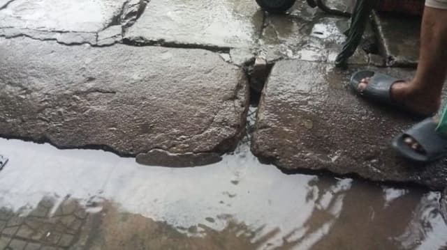 musim_hujan_selokan_di_porsea_meluap_hingga_rendam_rumah_warga