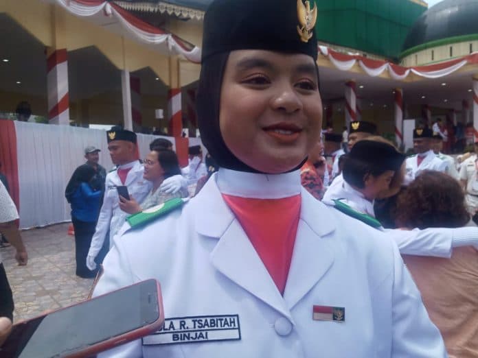 najla_sang_pembawa_baki_bendera_merah_putih_dari_paskibra_sumut_bercita_cita_jadi_jaksa