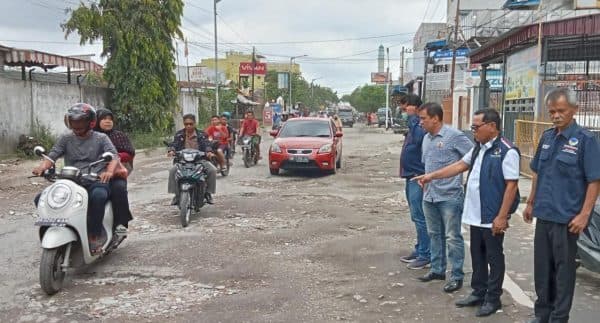 nasdem_siantar_turun_ke_jalan_rusak_di_jalan_ade_irma_suryani_ini_harapannya
