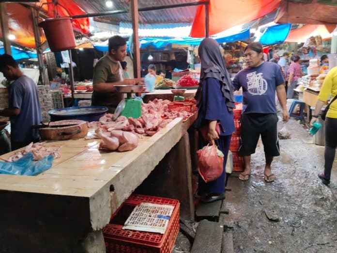 natal_suasana_pasar_tradisional_tampak_normal_seperti_hari_biasa