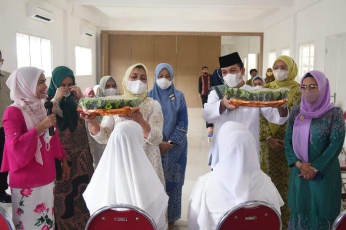 nawal_lubis_tepung_tawari_anggota_dwp_sumut_akan_berangkat_haji