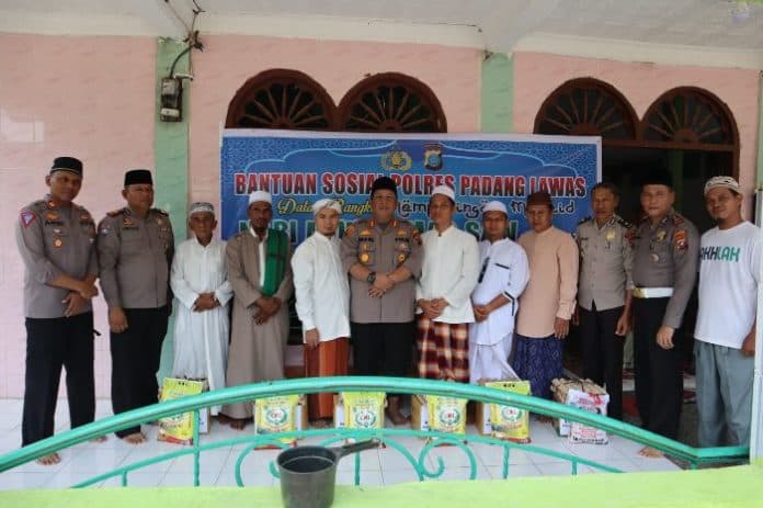 nazir_masjid_di_sibuhuan_terima_bantuan_sembako_dari_polres_palas