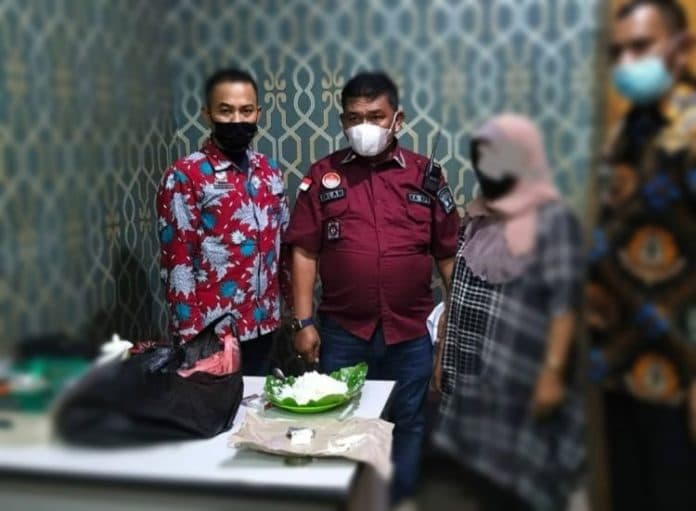 nekat_pengunjung_wanita_rutan_labuhan_deli_selipkan_sabu_ke_bungkusan_nasi