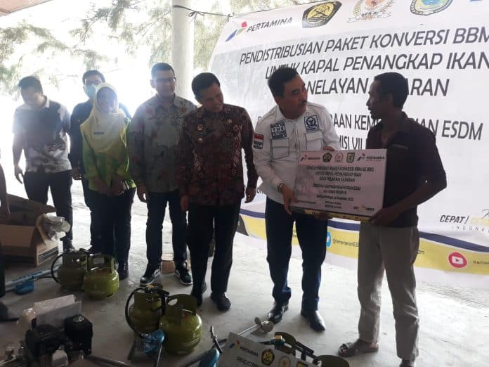 nelayan_sergai_terima_bantuan_mesin_perahu_berbahan_bakar_gas