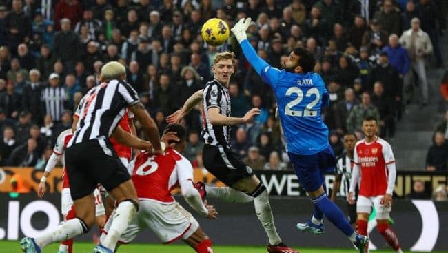 newcastle_vs_arsenal_var_cek_3_insiden_sebelum_sahkan_gol_gordon