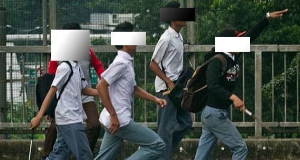 ngeri_kepala_salah_satu_pelajar_tawuran_tertancap_celurit