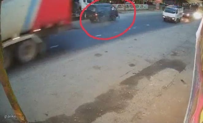 ngeri_terekam_cctv_minibus_laga_kambing_dengan_sepeda_motor_di_asahan_1_tewas