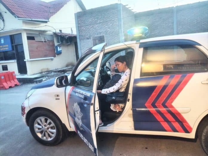 ngidam_naik_mobil_patwal_seorang_ibu_datangi_polres_batu_bara