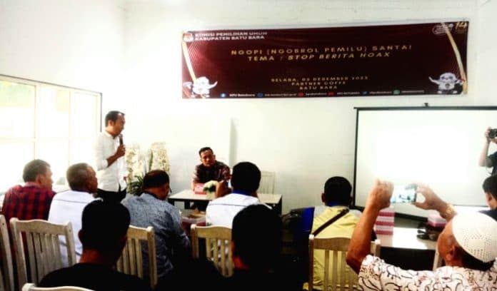 ngopi_santai_bersama_wartawan_kpu_batu_bara_bahas_stop_berita_hoax