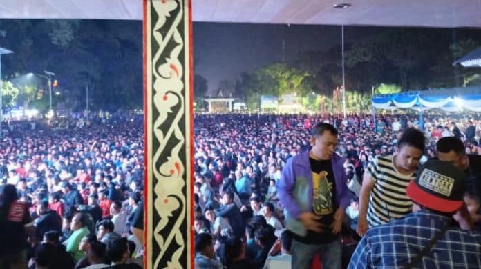 nobar_di_lapangan_adam_malik_siantar_sempat_terkendala_penonton_kecewa
