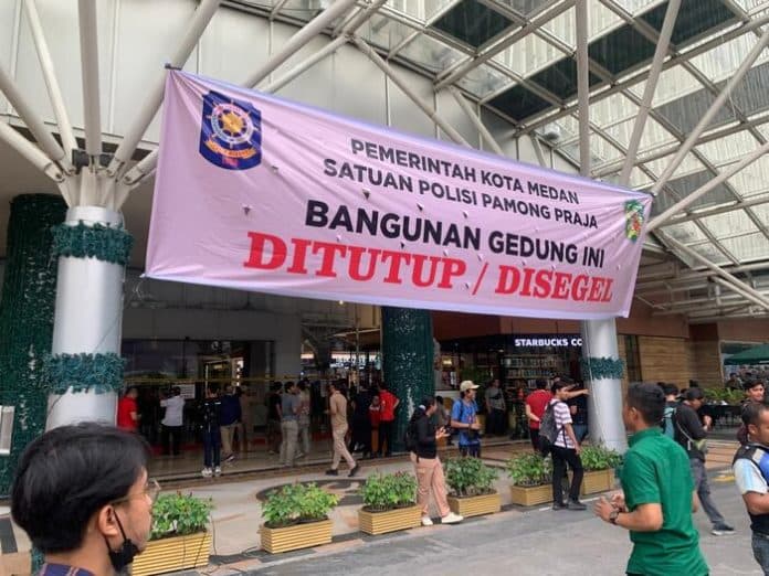 nunggak_pajak_lebih_rp_250_m_pemko_medan_segel_mall_center_point