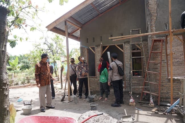 nurlia_terharu_rumahnya_dibedah_taruna_latsitardanus_begini_kata_wali_kota_tebing_tinggi