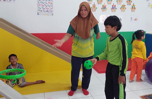 nurmala_atlet_disabilitas_sebagai_relawan_untuk_abk