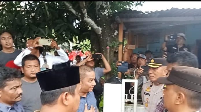 nyaris_bentrok_saat_tim_bapaslon_khairul_kiyedi_pasaribu_darwin_sitompul_datang_ke_kpu_tapteng