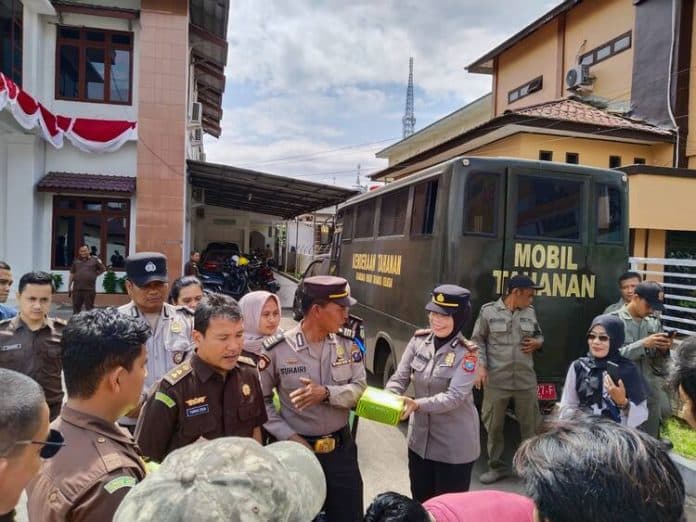 nyaris_bentrok_wartawan_kembali_geruduk_kantor_kejari_padangsidimpuan