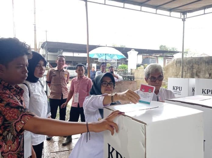 nyoblos_beda_satu_tps_di_siantar_susanti_putih_ronald_hijau