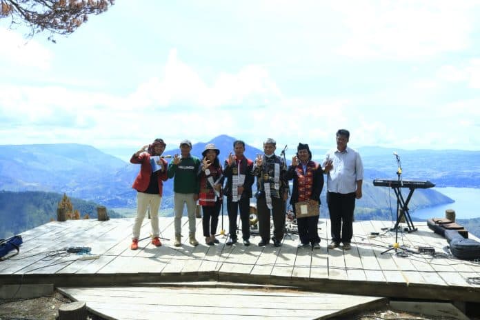 objek_wisata_togaraja_dibuka_nikmati_panorama_danau_toba_dari_ketinggian