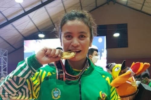 ocha_simanjuntak_dan_jeka_saragih_peraih_emas_dan_perak_pon_papua_ditunggu_bupati_simalungun