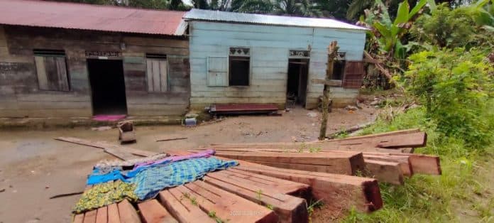 oknum_kades_di_dairi_suplai_kayu_untuk_proyek_bangunan_30_unit_bsrs