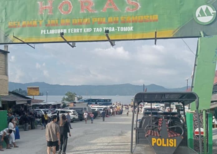 oknum_petugas_penyeberangan_kapal_di_pelabuhan_ferry_kmp_tao_toba_tomok_utamakan_mobil_yang_berikan_uang