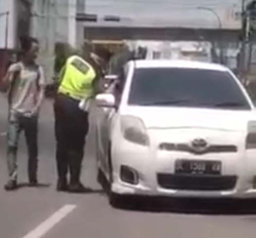 oknum_polisi_ludahi_pengendara_mobil_dimutasi