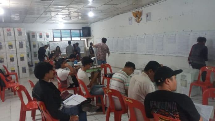 oknum_ppk_kecamatan_siborongborong_larang_jurnalis_ikuti_rekapitulasi_ketua_kpu_taput_bereaksi